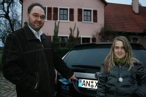 Franz Hermann (43) mit dem winzigen Corpus Delicti: die zwei Zehn-Cent-großen FCN-Aufkleber auf seinen Nummernschildern, die seine Tochter Paula (11) dort hin klebte. Jetzt könnte er die Zulassung seines Autos verlieren, wenn er die Aufkleber nicht abkratzt.