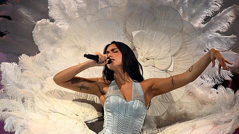 Die Sängerin und Songwriterin Dua Lipa in der Olympiahalle.