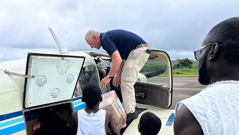Hilfslieferungen werden nach dem Erdbeben in betroffene abgelegene Gebiete gebracht. Hilfslieferungen werden nach dem Erdbeben in betroffene abgelegene Gebiete gebracht.