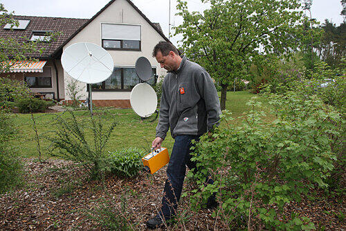 Mit Geigerzählern machten sich Spezialisten auf die Suche nach radioaktiver Strahlung.