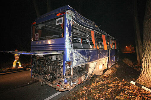Aus bisher ungeklärter Ursache kam ein Bus bei Fürth in einer Linkskurve von der Fahrbahn ab und prallte gegen einen Baum - starker Nebel könnte dafür der Grund sein für den Unfall sein, bei dem 18 Fahrgäste verletzt wurden.
