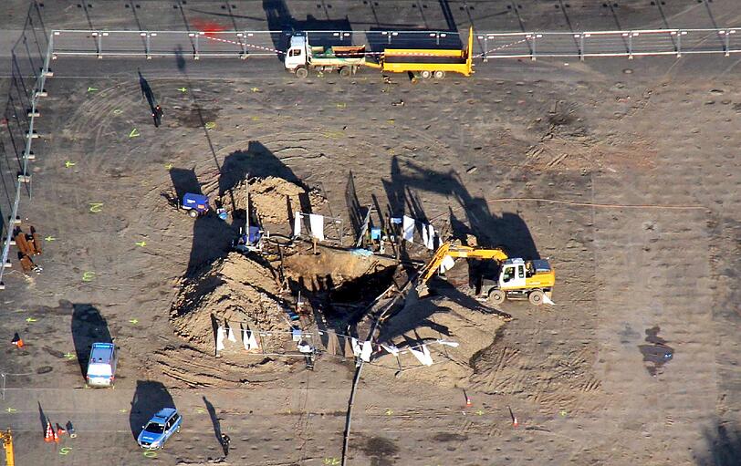 Der Krater einer am Vorabend explodierten Bombe auf dem Göttinger Schützenplatz. Die Explosion eines Blindgängers aus dem Zweiten Weltkrieg hatte drei Sprengstoffexperten in den Tod gerissen.