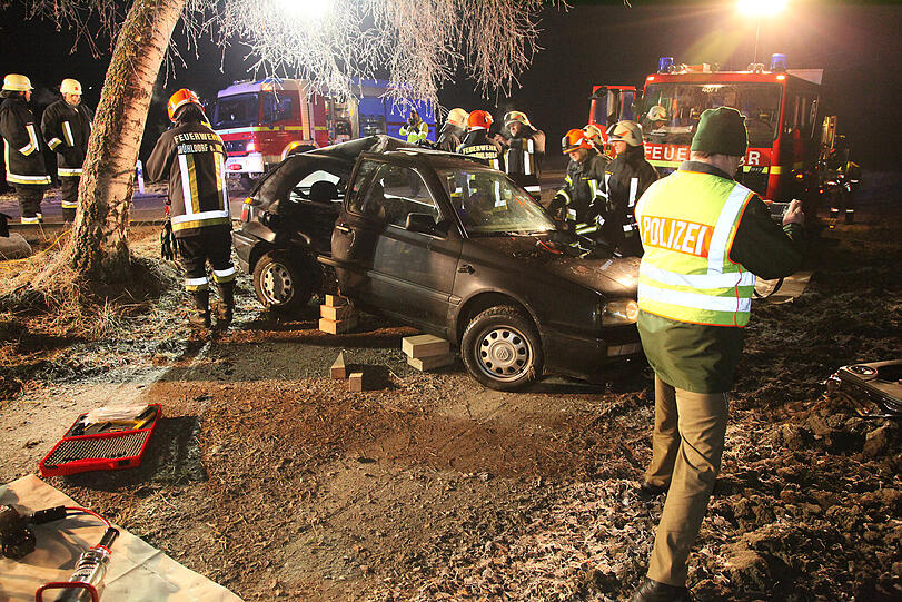 Glatteis auf der B12 (Nähe Ecksberger Berg): Ein junger Mann schlittert aus einer langezogenen Rechtskurve und prallt gegen einen Baum. Mit schwerem Gerät befreit die Feuerwehr den eingeklemmten Fahrer. Die Bilder vom Unfall.