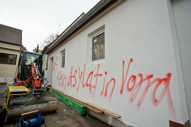 "Kein Asylat in Vorra": Der Nazi-Anschlag auf drei Flüchtlingsheime in Vorra. Die Bilder