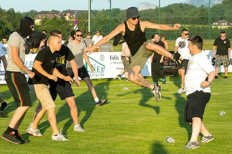 Bei Ausschreitungen rund um ein Testspiel zwischen Eintracht Frankfurt und Leeds United im österreichischen Eugendorf hat es sieben Verletzte und 25 Festnahmen gegeben.