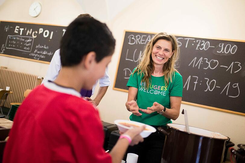 Sarah Wiener hat für Flüchtlinge in Berlin eine Bio-Gemüsesuppe gekocht