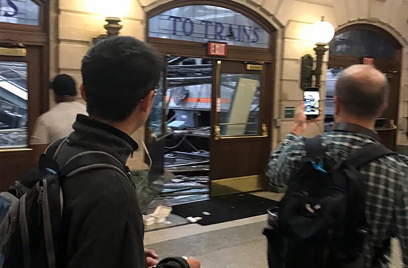 Der Bahnhof von Hoboken wurde bei dem Zugunglück großflächig zerstört. Die Bilder vom Unfallort.