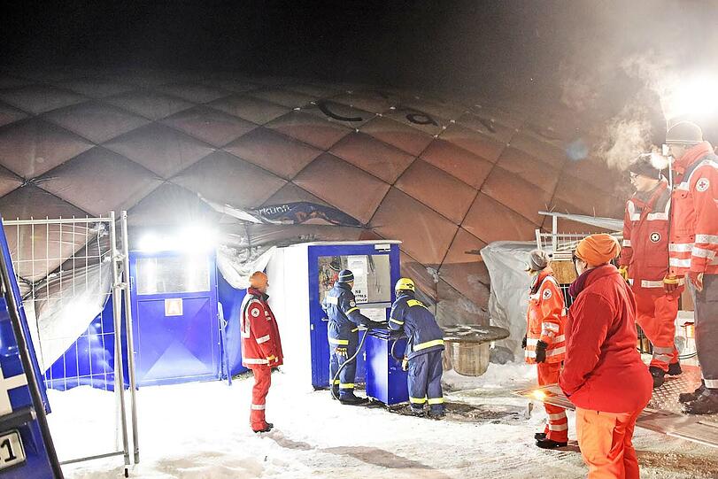 Die Traglufthalle steht auf freiem Feld ungeschützt vor dem Frost.