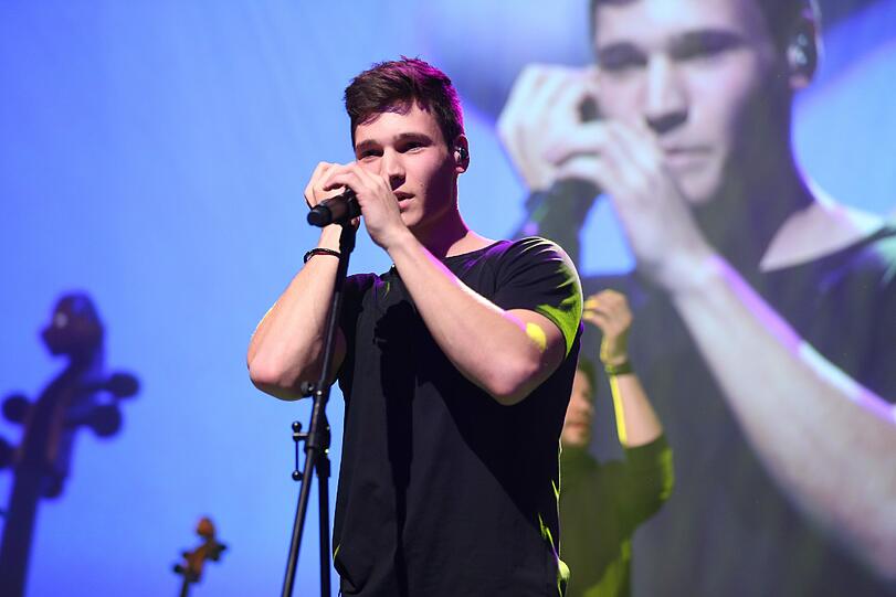 Sänger Wincent Weiss mit Band