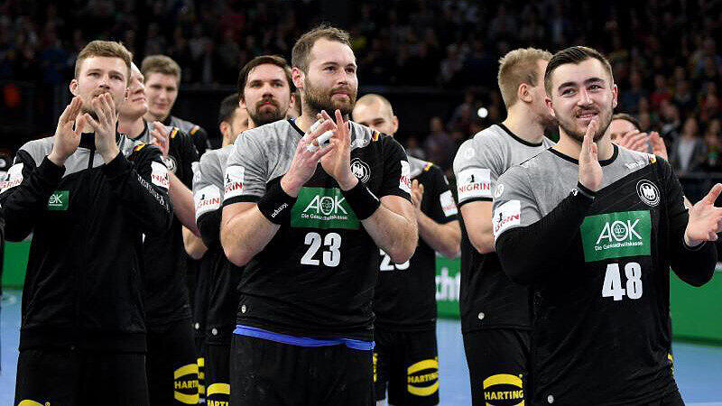 Deutschlands Spieler bedanken sich nach Spielende bei den Fans.