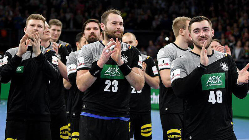 Deutschlands Spieler bedanken sich nach Spielende bei den Fans. Deutschlands Spieler bedanken sich nach Spielende bei den Fans.