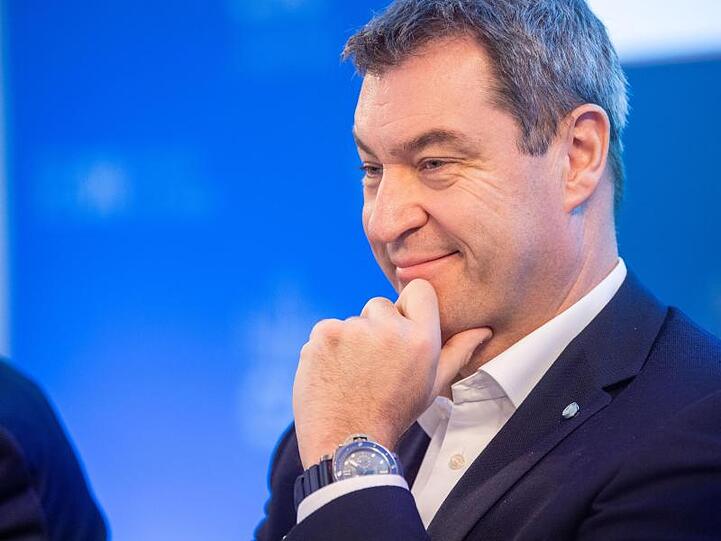 Markus Söder (CSU), Parteivorsitzender und Ministerpräsident von Bayern, lächelt. Foto: Lino Mirgeler/dpa