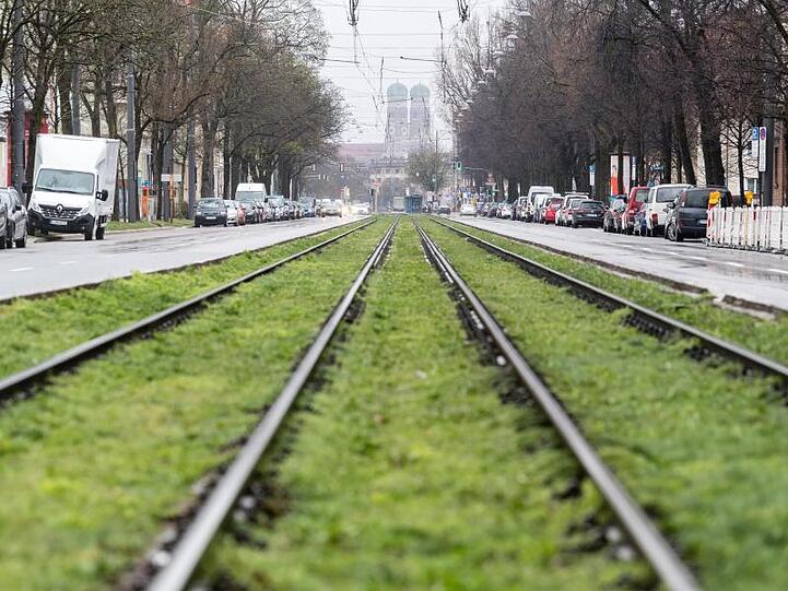 Eine Straße in München ist am ersten Tag der Ausgangsbeschränkungen fast frei von Fahrzeugen. Foto: Matthias Balk/dpa/Symbolbild