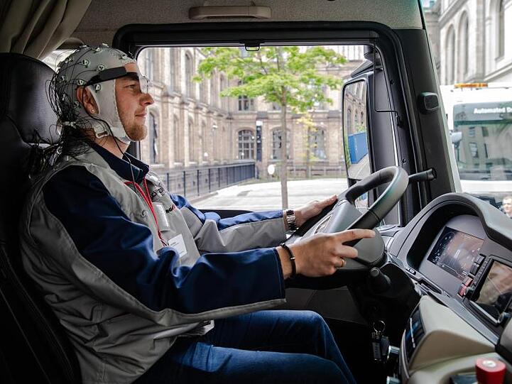 In Berlin wurden erste Ergebnisse des Platooning-Tests präsentiert. Zu Forschungszwecken erfolgten bei dem Projekt auch über eine Brille ein Eye-Tracking und über die verkabelte EEG-Haube die Analyse von Wachheits- und Aktivierungsgraden des Fahrers.