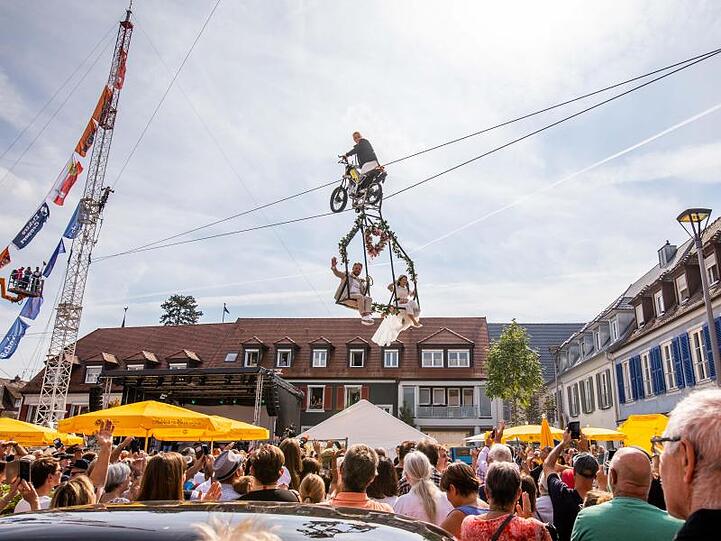 Das Brautpaar schwebt über den Breisacher Marktplatz.