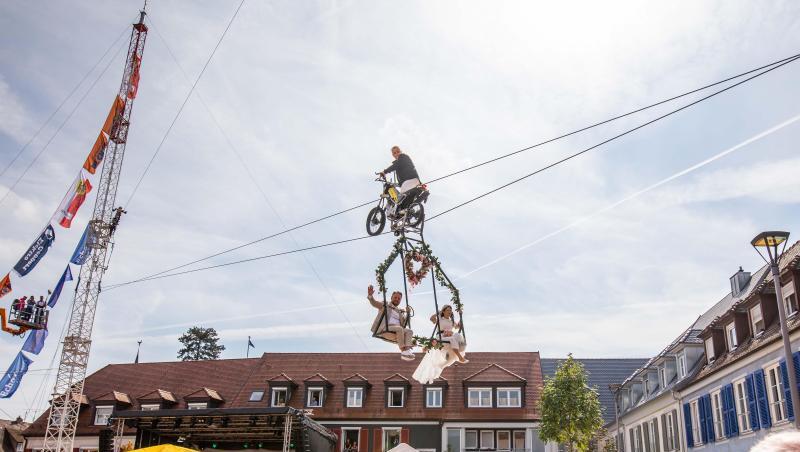 Das Brautpaar schwebt über den Breisacher Marktplatz. Das Brautpaar schwebt über den Breisacher Marktplatz.