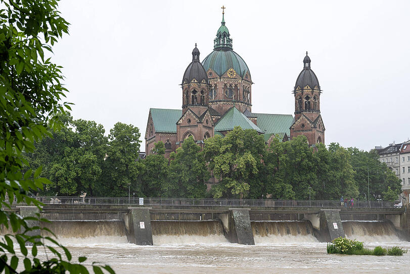 St. Lukas Kirche mit dem Ehrsteg und der hochwasserführenden und reißenden Isar am  01.06.2024.