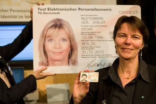 Sie hat ihn mitentwickelt: Claudia Eckert vom Fraunhofer Institut für Sichere Informationstechnologie präsentiert ein Exemplar des neuen elektronischen Personalausweises.