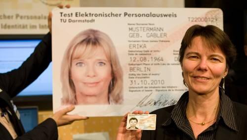 Sie hat ihn mitentwickelt: Claudia Eckert vom Fraunhofer Institut für Sichere Informationstechnologie präsentiert ein Exemplar des neuen elektronischen Personalausweises. Sie hat ihn mitentwickelt: Claudia Eckert vom Fraunhofer Institut für Sichere Informationstechnologie präsentiert ein Exemplar des neuen elektronischen Personalausweises.