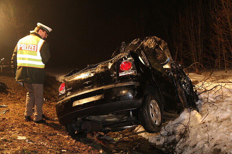 Bei einem Unfall auf der B 306 ist eine
26-jährige Frau aus Siegsdorf tödlich verunglückt. Wie die Polizei
am Donnerstag mitteilte, kam die Frau aus zunächst ungeklärter
Ursache mit ihrem Fahrzeug von der Straße ab.