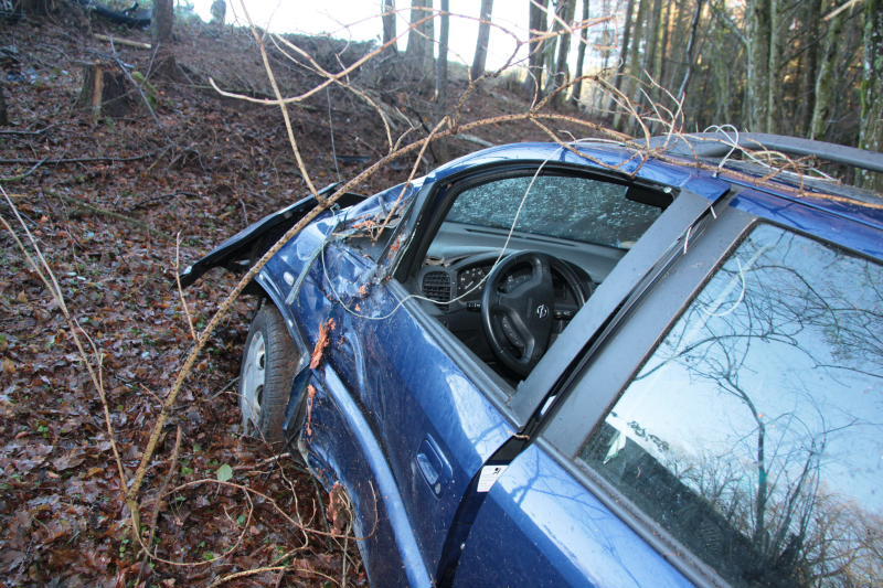 Unglaublich: Aus diesem Wrack entkam der Fahrer mit nur leichten Verletzungen. Wegen Glatteis war er eine Böschung hinab geschossen. Die Bilder von der Unfallstelle!
