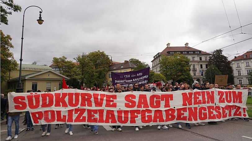 Mit bunten und kreativen Plakaten machten sich am Mittwoch rund 21.000 Münchner auf und demonstrierten gegen rechte Hetze.