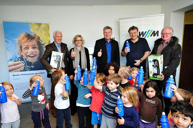 Hintere Reihe vo.li.: Norbert Kreitl, 1. Vorstand SVN München e.V., SWM-Vertriebsgeschäftsführerin Erna-Maria Trixl, Dieter Reiter, Referent für Arbeit und Wirtschaft und SWM Betreuungsreferent, Uli Hesse, 1. Vorsitzender des TSV  München-Ost sowie Werner Gawlik, Vizepräsident Verwaltung TS Jahn e.V.