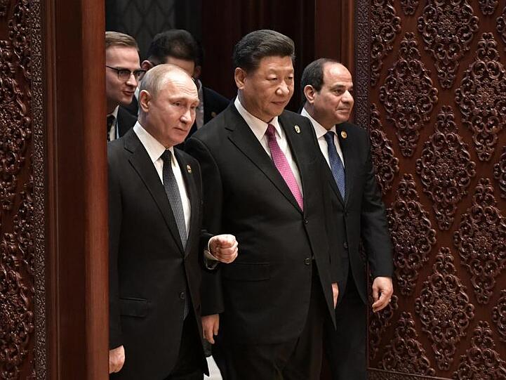 Wladimir Putin, Präsident von Russland, Xi Jinping, Präsident von China, und Abdel-Fattah El-Sisi, Präsident von Ägypten, in Peking.