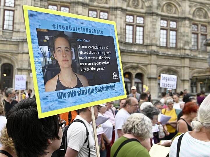 Auch in Wien wurde für die Freilassung von Carola Rackete demonstriert.