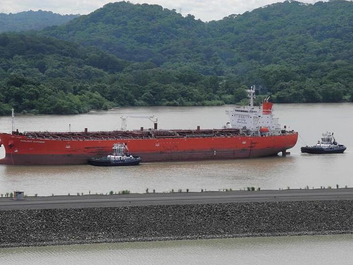 Ein Schiff passiert den Panamakanal.
