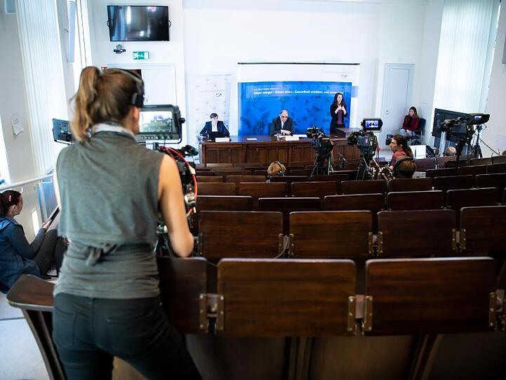 Lars Schaade spricht im fast leeren Hörsaal des Robert Koch-Instituts in Berlin.