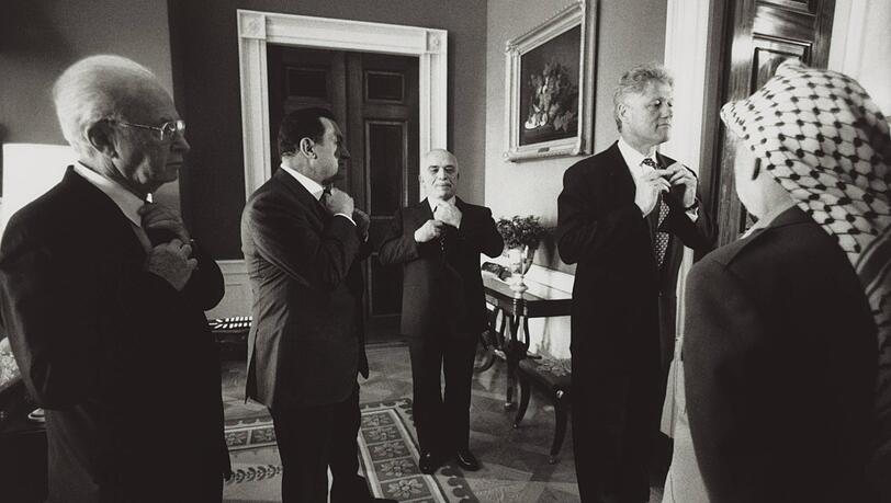 Kurz vor der Unterzeichnug des historischen Abkommens zur West Bank im Weißen Haus am 28. September 1995: Yitzhak Rabin, Hosni Mubarak, König Hussein , Bill Clinton und Yassir Arafat (von links).