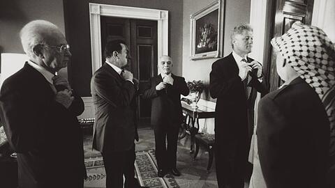 Kurz vor der Unterzeichnug des historischen Abkommens zur West Bank im Weißen Haus am 28. September 1995: Yitzhak Rabin, Hosni Mubarak, König Hussein , Bill Clinton und Yassir Arafat (von links).