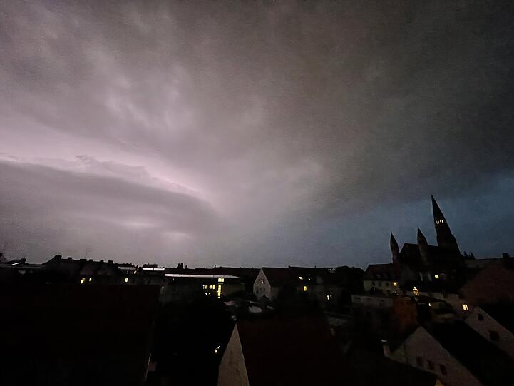 München blieb von schweren Schäden verschont. Spektakulär war das Gewitter aber auch - hier Bilder aus der Kirchenstraße in Haidhausen mit Blick in Richtung Süden.
