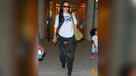 Rihanna kombinierte in New York City Overknee-Stiefel mit einem Minirock.