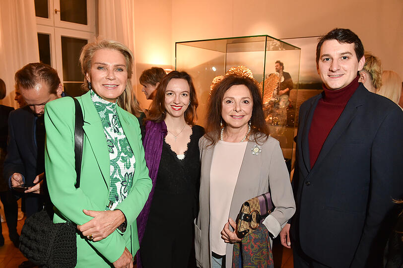 Stephanie Gräfin von Pfuel, Stephanie Freifrau von Luttitz, Uschi Dämmrich von Luttitz und Konstantin von Randow besuchen die Gallerie von Sarah Kronsbein.