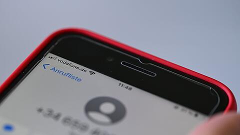Ein Anruf aus Spanien, den man so gar nicht erwartet? Gut möglich, dass es sich um Betrüger handelt - wie hier auf einem Handy mit Vodafone-Vertrag.