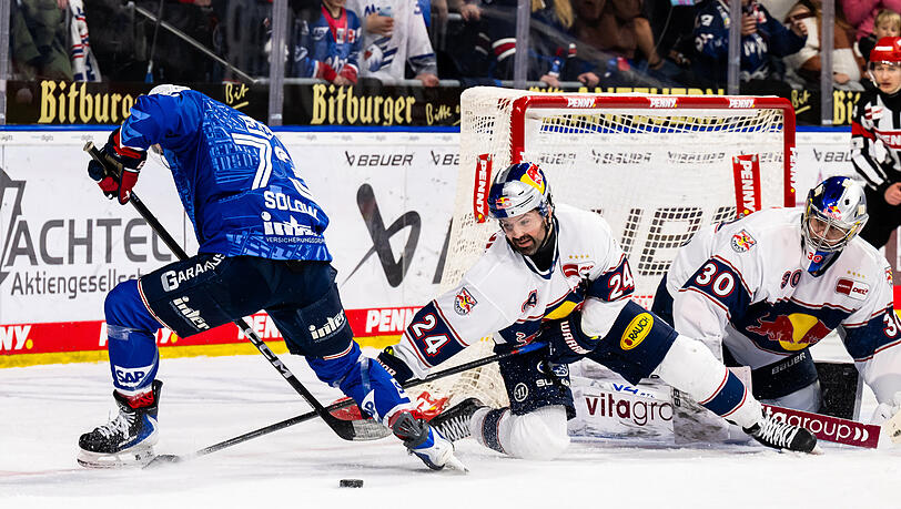 Zach Solow von den Adler Mannheim vor dem M&uuml;nchner Tor, Ryan Murphy und Antoine Bibeau (v.l.) stemmen sich gegen den drohenden Gegentreffer.