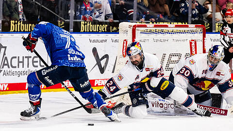 Zach Solow von den Adler Mannheim vor dem M&uuml;nchner Tor, Ryan Murphy und Antoine Bibeau (v.l.) stemmen sich gegen den drohenden Gegentreffer.
