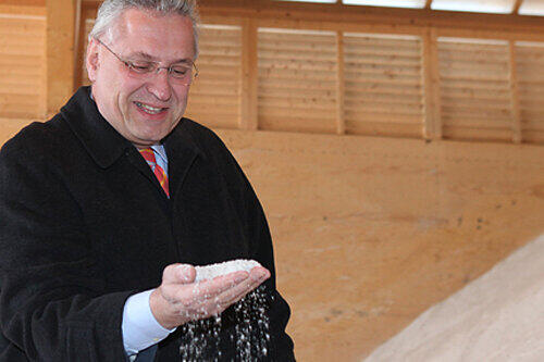 Heuer ein rares Gut wie einst im Mittelalter: Salz. Minister Herrmann will jetzt aufstocken.