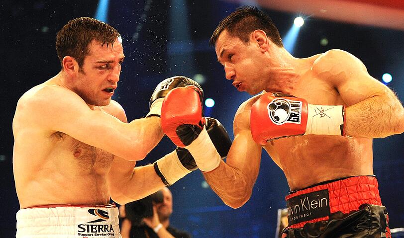 Boxweltmeister Felix Sturm (l) verteidigte erfolgreich seinen Titel gegen den irischen Herausforderer Matthew Macklin. Die Bilder vom Kampf.
