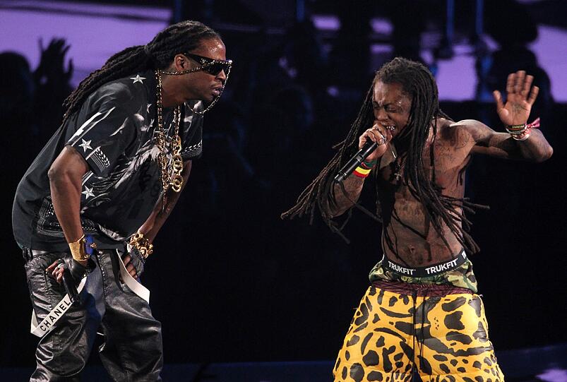 Rechts ist Lil Wayne, links 2 Chainz zu sehen. Auch sie liefern dem Publikum eine tolle Show.
