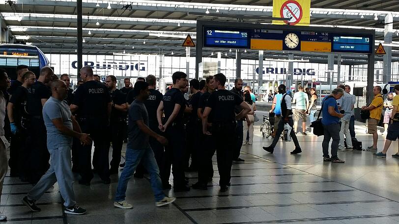 Völlig erschöpft rasten die Flüchtlinge auf dem Bahnhofsvorplatz an der Arnulfstraße und warten auf ihre Registrierung.