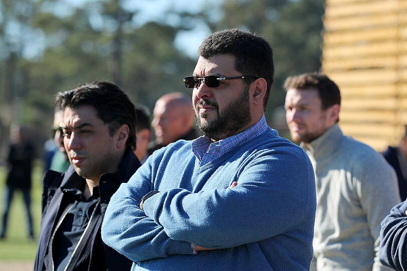 Am Montagmittag kam Löwen-Investor Hasan Ismaik im Trainingslager des TSV 1860 an und sprach zuerst mit Fans und Trainer Vitor Pereira. Die Bilder vom Besuch.