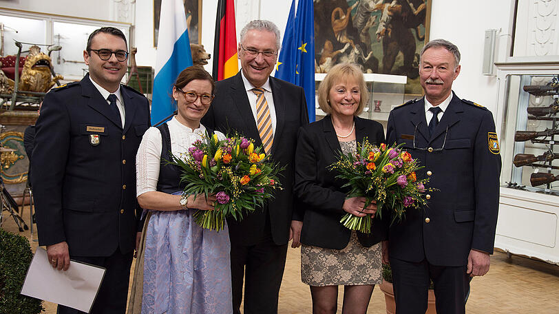Der neue Polizeivizepräsident Norbert Radmacher (l.) mit Ehefrau Barbara, Innenminister Joachim Herrmann sowie Christine und Werner Feiler.