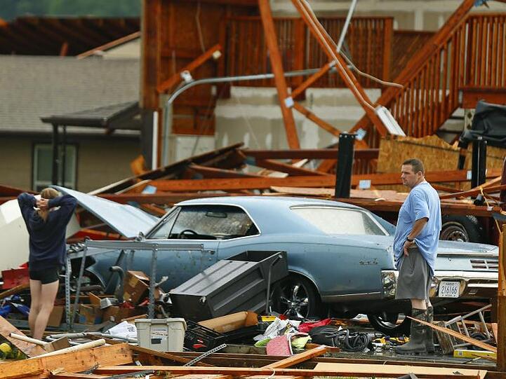 Nichts ist wie zuvor: Dieser Mann und seine Frau inspizieren Schaden an ihrem Haus in der Nähe von Lawrence, nachdem der Tornado hier wütete.