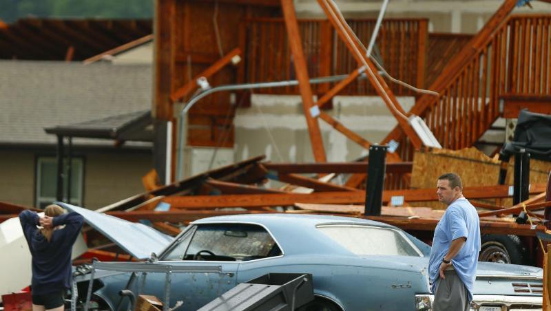 Nichts ist wie zuvor: Dieser Mann und seine Frau inspizieren Schaden an ihrem Haus in der Nähe von Lawrence, nachdem der Tornado hier wütete. Nichts ist wie zuvor: Dieser Mann und seine Frau inspizieren Schaden an ihrem Haus in der Nähe von Lawrence, nachdem der Tornado hier wütete.