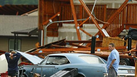 Nichts ist wie zuvor: Dieser Mann und seine Frau inspizieren Schaden an ihrem Haus in der Nähe von Lawrence, nachdem der Tornado hier wütete.