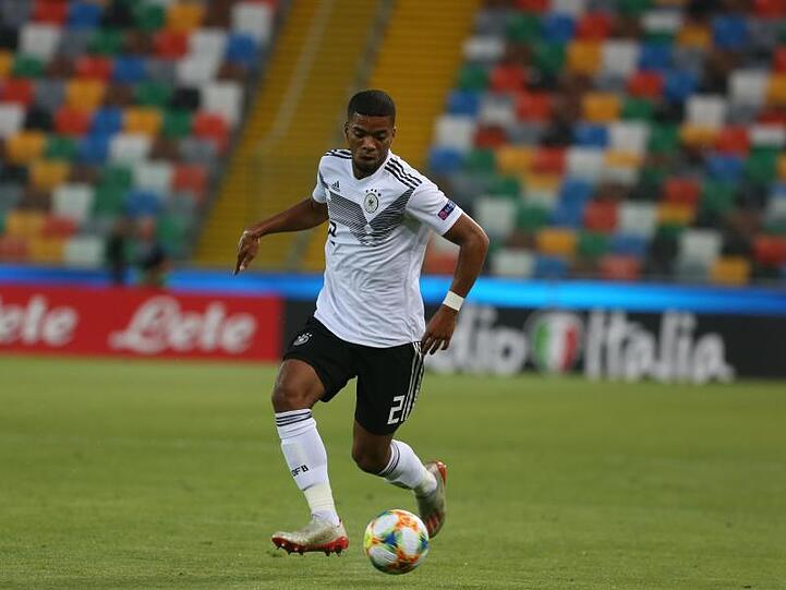 Benjamin Henrichs spielt den Ball. Foto: Cezaro De Luca/dpa/Archiv