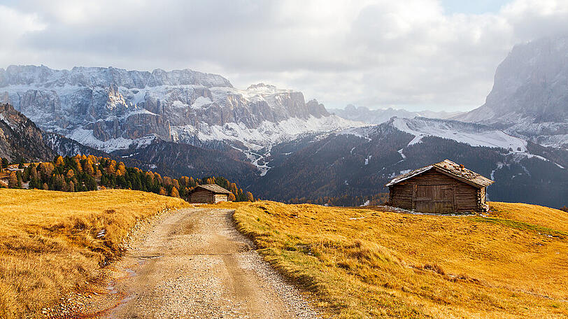Bergwiese und Häuser im Grödnertal in der Provinz Bozen - Südtirol in den Dolomiten.